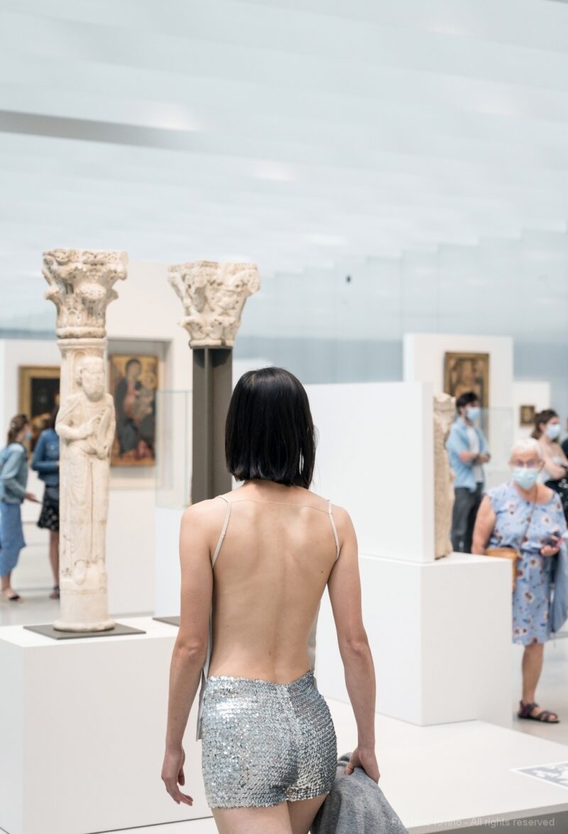 DARK RED (Anne Teresa De Keersmaeker, 2021) - Le 12 juin 2021 au Musée du Louvre Lens. Concept et chorégraphie : Anne Teresa De Keersmaeker - Dansé par et créé avec : Boštjan Antončič, Michaël Pomero, Rafael Galdino, Marie Goudot, Frank Gizycki, Jacob Storer, Lav Crnčević, Cynthia Loemij, Yuika Hashimoto, Laura Maria Poletti, Sophia Dinkel, Fumiyo Ikeda, Mamadou Wagué. Photographie © Frédéric Iovino
