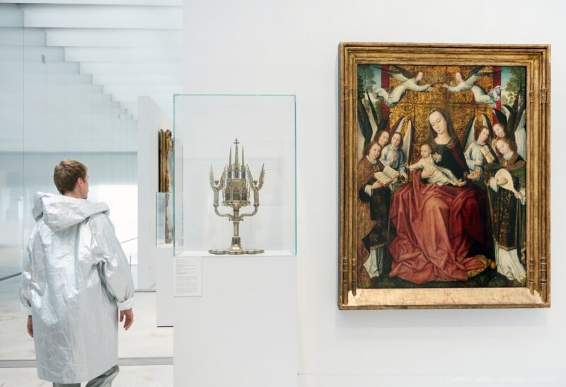 DARK RED (Anne Teresa De Keersmaeker, 2021) - Le 12 juin 2021 au Musée du Louvre Lens. Concept et chorégraphie : Anne Teresa De Keersmaeker - Dansé par et créé avec : Boštjan Antončič, Michaël Pomero, Rafael Galdino, Marie Goudot, Frank Gizycki, Jacob Storer, Lav Crnčević, Cynthia Loemij, Yuika Hashimoto, Laura Maria Poletti, Sophia Dinkel, Fumiyo Ikeda, Mamadou Wagué. Photographie © Frédéric Iovino