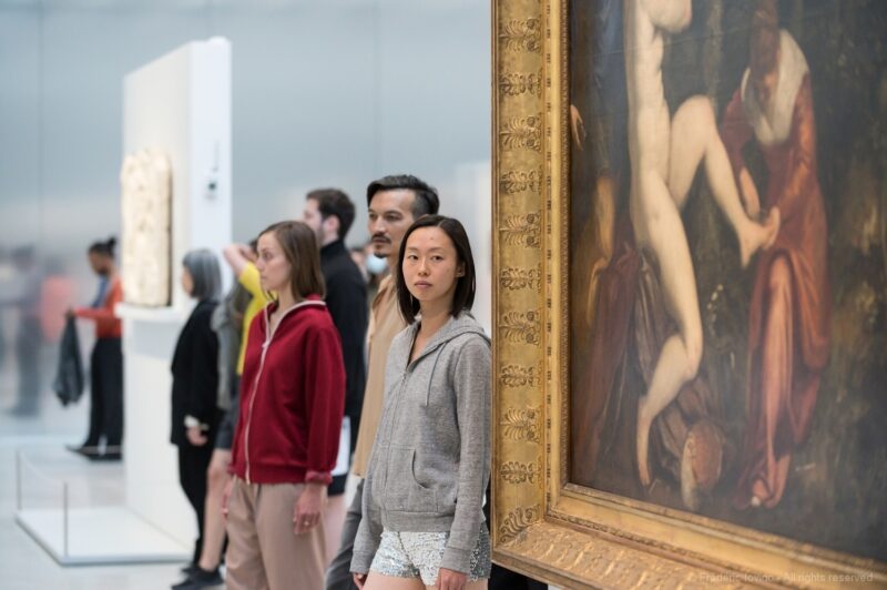 DARK RED (Anne Teresa De Keersmaeker, 2021) - Le 12 juin 2021 au Musée du Louvre Lens. Concept et chorégraphie : Anne Teresa De Keersmaeker - Dansé par et créé avec : Boštjan Antončič, Michaël Pomero, Rafael Galdino, Marie Goudot, Frank Gizycki, Jacob Storer, Lav Crnčević, Cynthia Loemij, Yuika Hashimoto, Laura Maria Poletti, Sophia Dinkel, Fumiyo Ikeda, Mamadou Wagué. Photographie © Frédéric Iovino