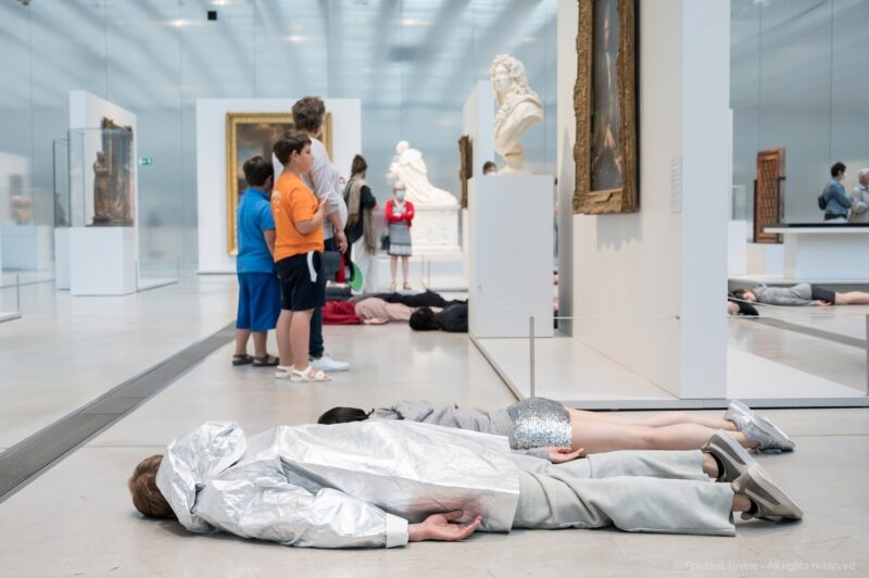 DARK RED (Anne Teresa De Keersmaeker, 2021) - Le 12 juin 2021 au Musée du Louvre Lens. Concept et chorégraphie : Anne Teresa De Keersmaeker - Dansé par et créé avec : Boštjan Antončič, Michaël Pomero, Rafael Galdino, Marie Goudot, Frank Gizycki, Jacob Storer, Lav Crnčević, Cynthia Loemij, Yuika Hashimoto, Laura Maria Poletti, Sophia Dinkel, Fumiyo Ikeda, Mamadou Wagué. Photographie © Frédéric Iovino