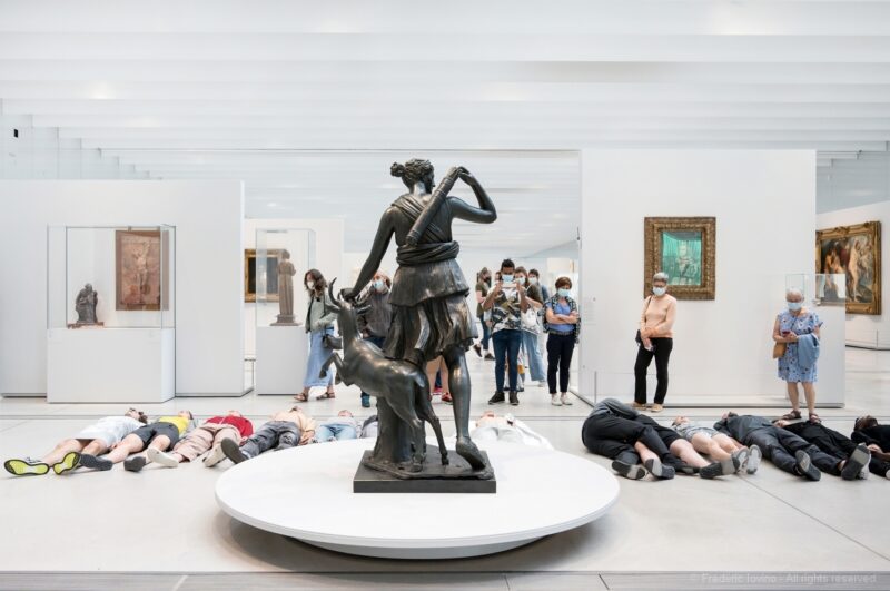 DARK RED (Anne Teresa De Keersmaeker, 2021) - Le 12 juin 2021 au Musée du Louvre Lens. Concept et chorégraphie : Anne Teresa De Keersmaeker - Dansé par et créé avec : Boštjan Antončič, Michaël Pomero, Rafael Galdino, Marie Goudot, Frank Gizycki, Jacob Storer, Lav Crnčević, Cynthia Loemij, Yuika Hashimoto, Laura Maria Poletti, Sophia Dinkel, Fumiyo Ikeda, Mamadou Wagué. Photographie © Frédéric Iovino