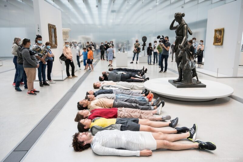 DARK RED (Anne Teresa De Keersmaeker, 2021) - Le 12 juin 2021 au Musée du Louvre Lens. Concept et chorégraphie : Anne Teresa De Keersmaeker - Dansé par et créé avec : Boštjan Antončič, Michaël Pomero, Rafael Galdino, Marie Goudot, Frank Gizycki, Jacob Storer, Lav Crnčević, Cynthia Loemij, Yuika Hashimoto, Laura Maria Poletti, Sophia Dinkel, Fumiyo Ikeda, Mamadou Wagué. Photographie © Frédéric Iovino