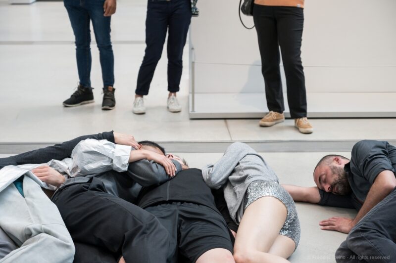 DARK RED (Anne Teresa De Keersmaeker, 2021) - Le 12 juin 2021 au Musée du Louvre Lens. Concept et chorégraphie : Anne Teresa De Keersmaeker - Dansé par et créé avec : Boštjan Antončič, Michaël Pomero, Rafael Galdino, Marie Goudot, Frank Gizycki, Jacob Storer, Lav Crnčević, Cynthia Loemij, Yuika Hashimoto, Laura Maria Poletti, Sophia Dinkel, Fumiyo Ikeda, Mamadou Wagué. Photographie © Frédéric Iovino