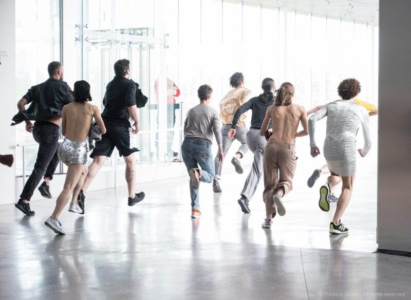 DARK RED (Anne Teresa De Keersmaeker, 2021) - Le 12 juin 2021 au Musée du Louvre Lens. Concept et chorégraphie : Anne Teresa De Keersmaeker - Dansé par et créé avec : Boštjan Antončič, Michaël Pomero, Rafael Galdino, Marie Goudot, Frank Gizycki, Jacob Storer, Lav Crnčević, Cynthia Loemij, Yuika Hashimoto, Laura Maria Poletti, Sophia Dinkel, Fumiyo Ikeda, Mamadou Wagué. Photographie © Frédéric Iovino