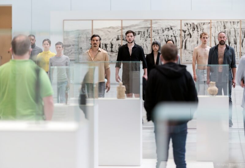 DARK RED (Anne Teresa De Keersmaeker, 2021) - Le 12 juin 2021 au Musée du Louvre Lens. Concept et chorégraphie : Anne Teresa De Keersmaeker - Dansé par et créé avec : Boštjan Antončič, Michaël Pomero, Rafael Galdino, Marie Goudot, Frank Gizycki, Jacob Storer, Lav Crnčević, Cynthia Loemij, Yuika Hashimoto, Laura Maria Poletti, Sophia Dinkel, Fumiyo Ikeda, Mamadou Wagué. Photographie © Frédéric Iovino