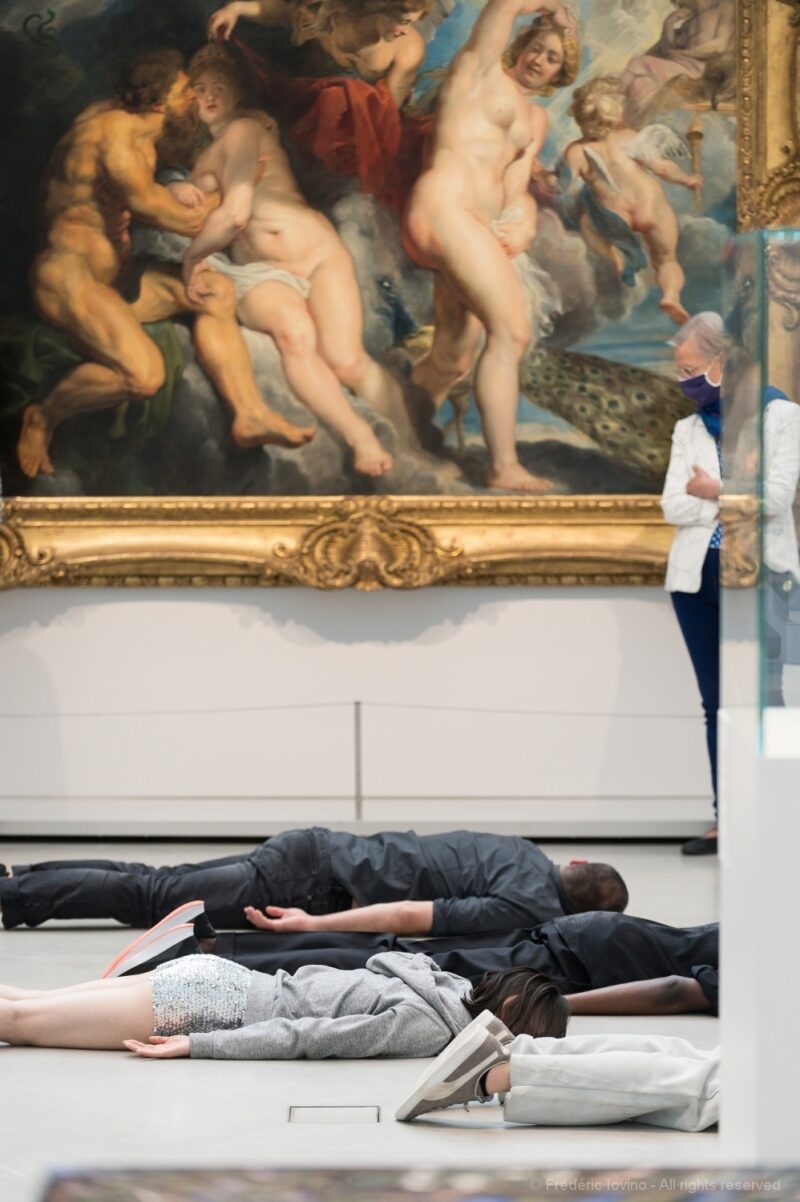 DARK RED (Anne Teresa De Keersmaeker, 2021) - Le 12 juin 2021 au Musée du Louvre Lens. Concept et chorégraphie : Anne Teresa De Keersmaeker - Dansé par et créé avec : Boštjan Antončič, Michaël Pomero, Rafael Galdino, Marie Goudot, Frank Gizycki, Jacob Storer, Lav Crnčević, Cynthia Loemij, Yuika Hashimoto, Laura Maria Poletti, Sophia Dinkel, Fumiyo Ikeda, Mamadou Wagué. Photographie © Frédéric Iovino