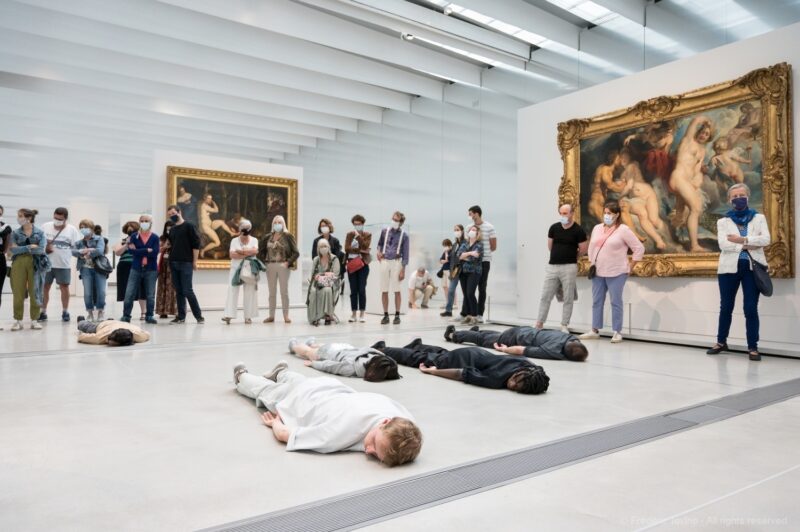 DARK RED (Anne Teresa De Keersmaeker, 2021) - Le 12 juin 2021 au Musée du Louvre Lens. Concept et chorégraphie : Anne Teresa De Keersmaeker - Dansé par et créé avec : Boštjan Antončič, Michaël Pomero, Rafael Galdino, Marie Goudot, Frank Gizycki, Jacob Storer, Lav Crnčević, Cynthia Loemij, Yuika Hashimoto, Laura Maria Poletti, Sophia Dinkel, Fumiyo Ikeda, Mamadou Wagué. Photographie © Frédéric Iovino