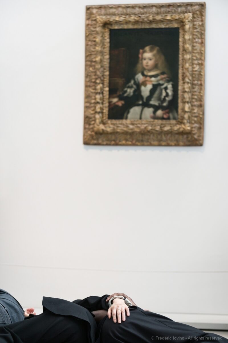 DARK RED (Anne Teresa De Keersmaeker, 2021) - Le 12 juin 2021 au Musée du Louvre Lens. Concept et chorégraphie : Anne Teresa De Keersmaeker - Dansé par et créé avec : Boštjan Antončič, Michaël Pomero, Rafael Galdino, Marie Goudot, Frank Gizycki, Jacob Storer, Lav Crnčević, Cynthia Loemij, Yuika Hashimoto, Laura Maria Poletti, Sophia Dinkel, Fumiyo Ikeda, Mamadou Wagué. Photographie © Frédéric Iovino