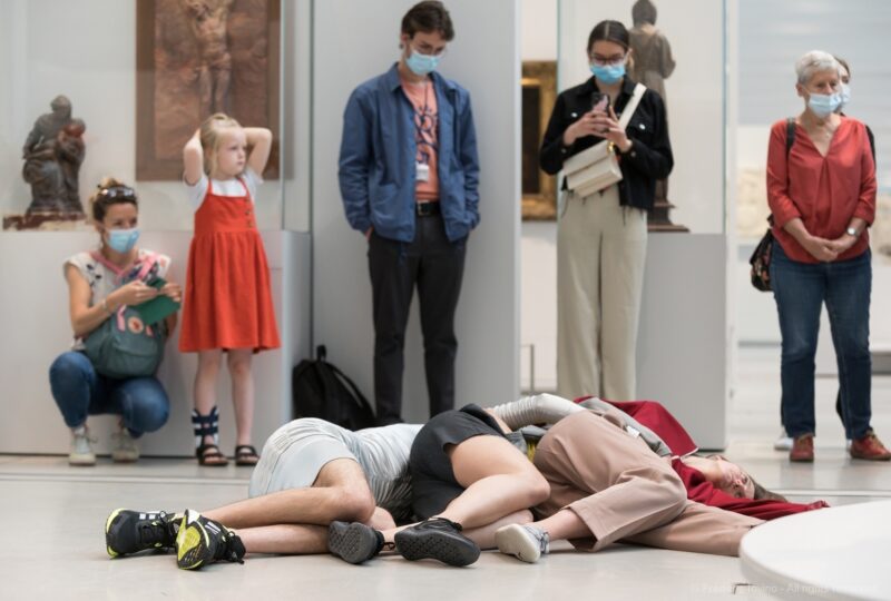 DARK RED (Anne Teresa De Keersmaeker, 2021) - Le 12 juin 2021 au Musée du Louvre Lens. Concept et chorégraphie : Anne Teresa De Keersmaeker - Dansé par et créé avec : Boštjan Antončič, Michaël Pomero, Rafael Galdino, Marie Goudot, Frank Gizycki, Jacob Storer, Lav Crnčević, Cynthia Loemij, Yuika Hashimoto, Laura Maria Poletti, Sophia Dinkel, Fumiyo Ikeda, Mamadou Wagué. Photographie © Frédéric Iovino