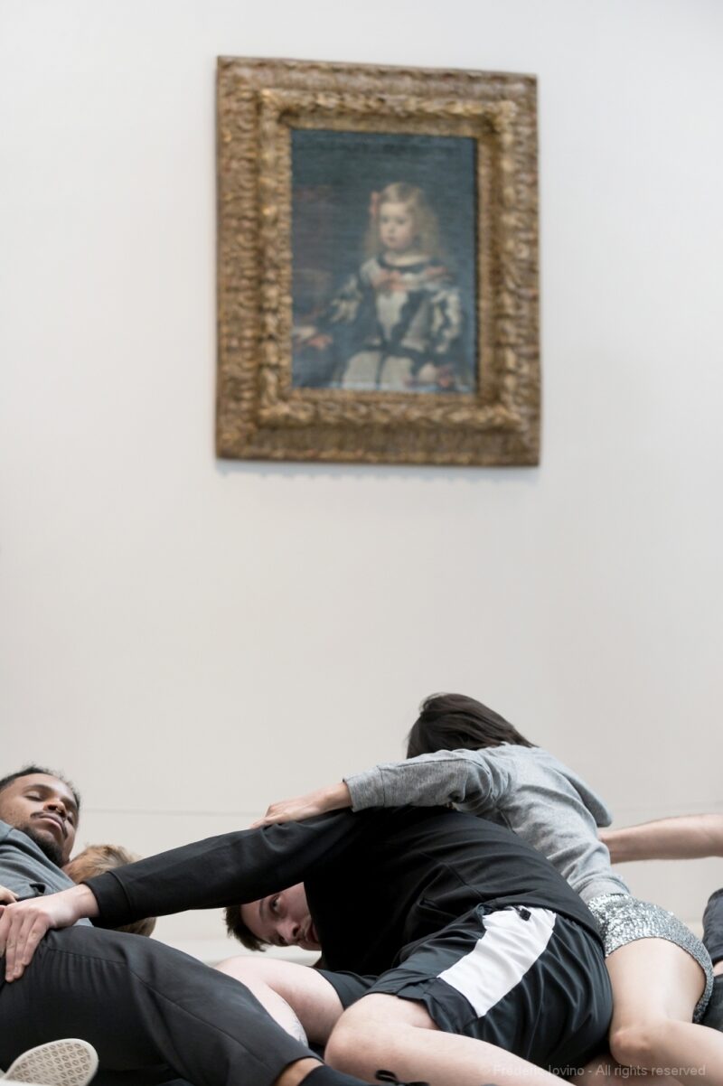DARK RED (Anne Teresa De Keersmaeker, 2021) - Le 12 juin 2021 au Musée du Louvre Lens. Concept et chorégraphie : Anne Teresa De Keersmaeker - Dansé par et créé avec : Boštjan Antončič, Michaël Pomero, Rafael Galdino, Marie Goudot, Frank Gizycki, Jacob Storer, Lav Crnčević, Cynthia Loemij, Yuika Hashimoto, Laura Maria Poletti, Sophia Dinkel, Fumiyo Ikeda, Mamadou Wagué. Photographie © Frédéric Iovino