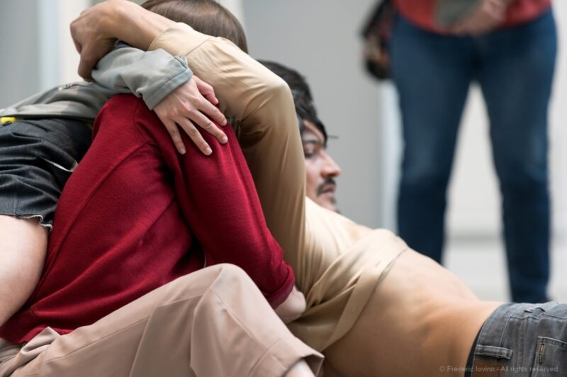 DARK RED (Anne Teresa De Keersmaeker, 2021) - Le 12 juin 2021 au Musée du Louvre Lens. Concept et chorégraphie : Anne Teresa De Keersmaeker - Dansé par et créé avec : Boštjan Antončič, Michaël Pomero, Rafael Galdino, Marie Goudot, Frank Gizycki, Jacob Storer, Lav Crnčević, Cynthia Loemij, Yuika Hashimoto, Laura Maria Poletti, Sophia Dinkel, Fumiyo Ikeda, Mamadou Wagué. Photographie © Frédéric Iovino