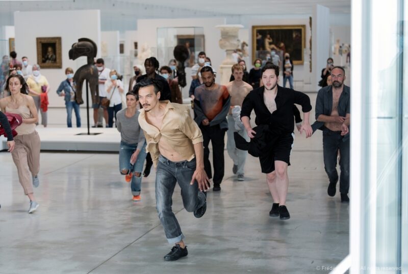 DARK RED (Anne Teresa De Keersmaeker, 2021) - Le 12 juin 2021 au Musée du Louvre Lens. Concept et chorégraphie : Anne Teresa De Keersmaeker - Dansé par et créé avec : Boštjan Antončič, Michaël Pomero, Rafael Galdino, Marie Goudot, Frank Gizycki, Jacob Storer, Lav Crnčević, Cynthia Loemij, Yuika Hashimoto, Laura Maria Poletti, Sophia Dinkel, Fumiyo Ikeda, Mamadou Wagué. Photographie © Frédéric Iovino