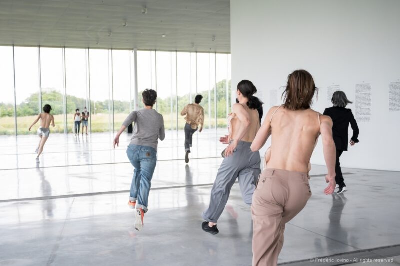 DARK RED (Anne Teresa De Keersmaeker, 2021) - Le 12 juin 2021 au Musée du Louvre Lens. Concept et chorégraphie : Anne Teresa De Keersmaeker - Dansé par et créé avec : Boštjan Antončič, Michaël Pomero, Rafael Galdino, Marie Goudot, Frank Gizycki, Jacob Storer, Lav Crnčević, Cynthia Loemij, Yuika Hashimoto, Laura Maria Poletti, Sophia Dinkel, Fumiyo Ikeda, Mamadou Wagué. Photographie © Frédéric Iovino