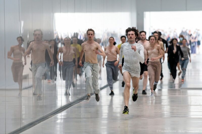 DARK RED (Anne Teresa De Keersmaeker, 2021) - Le 12 juin 2021 au Musée du Louvre Lens. Concept et chorégraphie : Anne Teresa De Keersmaeker - Dansé par et créé avec : Boštjan Antončič, Michaël Pomero, Rafael Galdino, Marie Goudot, Frank Gizycki, Jacob Storer, Lav Crnčević, Cynthia Loemij, Yuika Hashimoto, Laura Maria Poletti, Sophia Dinkel, Fumiyo Ikeda, Mamadou Wagué. Photographie © Frédéric Iovino