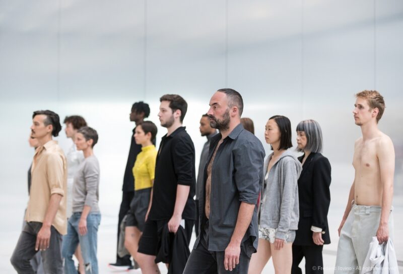 DARK RED (Anne Teresa De Keersmaeker, 2021) - Le 12 juin 2021 au Musée du Louvre Lens. Concept et chorégraphie : Anne Teresa De Keersmaeker - Dansé par et créé avec : Boštjan Antončič, Michaël Pomero, Rafael Galdino, Marie Goudot, Frank Gizycki, Jacob Storer, Lav Crnčević, Cynthia Loemij, Yuika Hashimoto, Laura Maria Poletti, Sophia Dinkel, Fumiyo Ikeda, Mamadou Wagué. Photographie © Frédéric Iovino