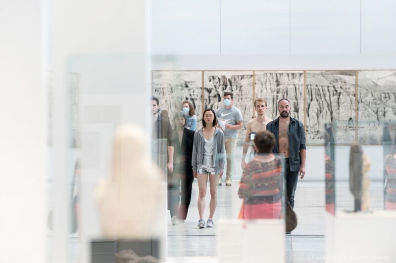 DARK RED (Anne Teresa De Keersmaeker, 2021) - Le 12 juin 2021 au Musée du Louvre Lens. Concept et chorégraphie : Anne Teresa De Keersmaeker - Dansé par et créé avec : Boštjan Antončič, Michaël Pomero, Rafael Galdino, Marie Goudot, Frank Gizycki, Jacob Storer, Lav Crnčević, Cynthia Loemij, Yuika Hashimoto, Laura Maria Poletti, Sophia Dinkel, Fumiyo Ikeda, Mamadou Wagué. Photographie © Frédéric Iovino
