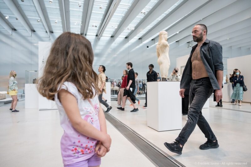 DARK RED (Anne Teresa De Keersmaeker, 2021) - Le 12 juin 2021 au Musée du Louvre Lens. Concept et chorégraphie : Anne Teresa De Keersmaeker - Dansé par et créé avec : Boštjan Antončič, Michaël Pomero, Rafael Galdino, Marie Goudot, Frank Gizycki, Jacob Storer, Lav Crnčević, Cynthia Loemij, Yuika Hashimoto, Laura Maria Poletti, Sophia Dinkel, Fumiyo Ikeda, Mamadou Wagué. Photographie © Frédéric Iovino