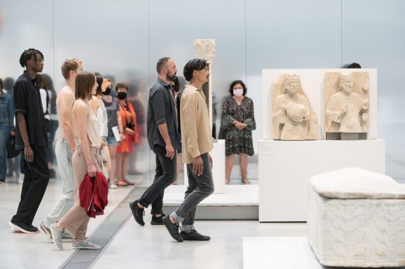 DARK RED (Anne Teresa De Keersmaeker, 2021) - Le 12 juin 2021 au Musée du Louvre Lens. Concept et chorégraphie : Anne Teresa De Keersmaeker - Dansé par et créé avec : Boštjan Antončič, Michaël Pomero, Rafael Galdino, Marie Goudot, Frank Gizycki, Jacob Storer, Lav Crnčević, Cynthia Loemij, Yuika Hashimoto, Laura Maria Poletti, Sophia Dinkel, Fumiyo Ikeda, Mamadou Wagué. Photographie © Frédéric Iovino