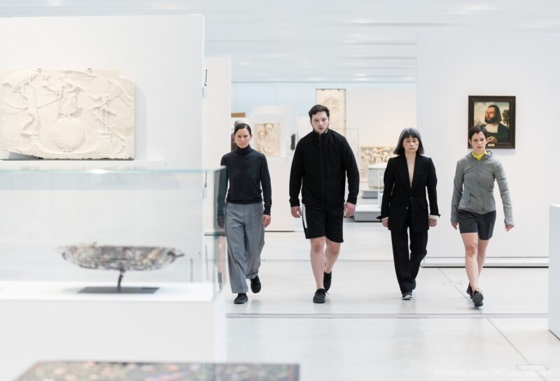 DARK RED (Anne Teresa De Keersmaeker, 2021) - Le 12 juin 2021 au Musée du Louvre Lens. Concept et chorégraphie : Anne Teresa De Keersmaeker - Dansé par et créé avec : Boštjan Antončič, Michaël Pomero, Rafael Galdino, Marie Goudot, Frank Gizycki, Jacob Storer, Lav Crnčević, Cynthia Loemij, Yuika Hashimoto, Laura Maria Poletti, Sophia Dinkel, Fumiyo Ikeda, Mamadou Wagué. Photographie © Frédéric Iovino