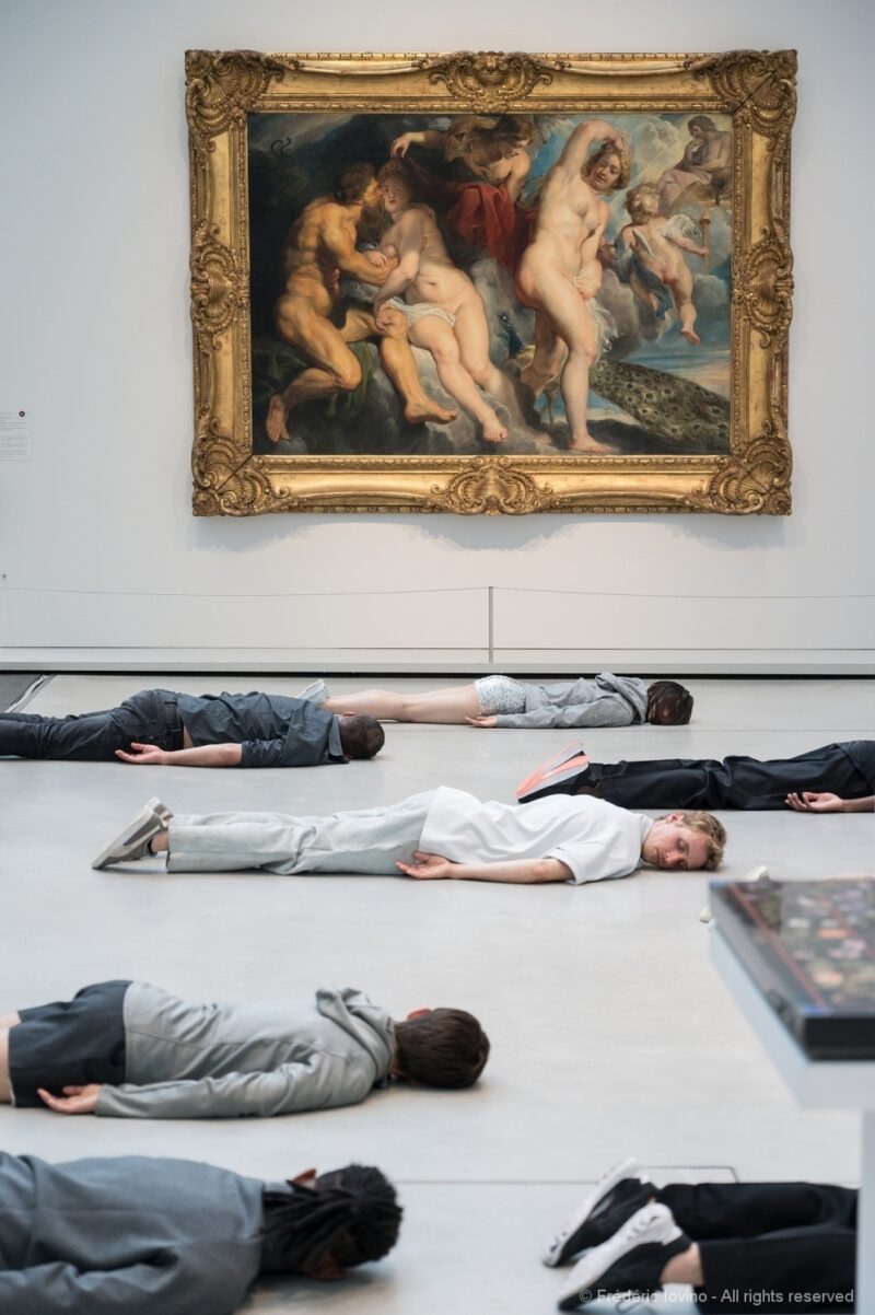 DARK RED (Anne Teresa De Keersmaeker, 2021) - Le 12 juin 2021 au Musée du Louvre Lens. Concept et chorégraphie : Anne Teresa De Keersmaeker - Dansé par et créé avec : Boštjan Antončič, Michaël Pomero, Rafael Galdino, Marie Goudot, Frank Gizycki, Jacob Storer, Lav Crnčević, Cynthia Loemij, Yuika Hashimoto, Laura Maria Poletti, Sophia Dinkel, Fumiyo Ikeda, Mamadou Wagué. Photographie © Frédéric Iovino