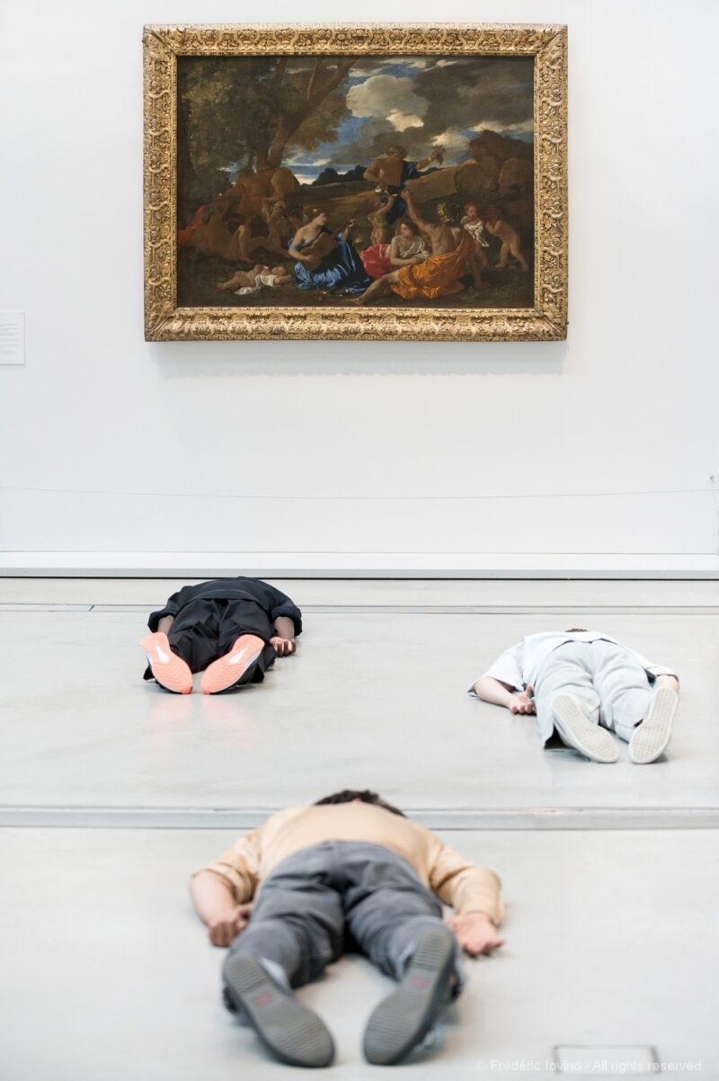 DARK RED (Anne Teresa De Keersmaeker, 2021) - Le 12 juin 2021 au Musée du Louvre Lens. Concept et chorégraphie : Anne Teresa De Keersmaeker - Dansé par et créé avec : Boštjan Antončič, Michaël Pomero, Rafael Galdino, Marie Goudot, Frank Gizycki, Jacob Storer, Lav Crnčević, Cynthia Loemij, Yuika Hashimoto, Laura Maria Poletti, Sophia Dinkel, Fumiyo Ikeda, Mamadou Wagué. Photographie © Frédéric Iovino