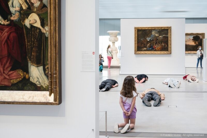DARK RED (Anne Teresa De Keersmaeker, 2021) - Le 12 juin 2021 au Musée du Louvre Lens. Concept et chorégraphie : Anne Teresa De Keersmaeker - Dansé par et créé avec : Boštjan Antončič, Michaël Pomero, Rafael Galdino, Marie Goudot, Frank Gizycki, Jacob Storer, Lav Crnčević, Cynthia Loemij, Yuika Hashimoto, Laura Maria Poletti, Sophia Dinkel, Fumiyo Ikeda, Mamadou Wagué. Photographie © Frédéric Iovino