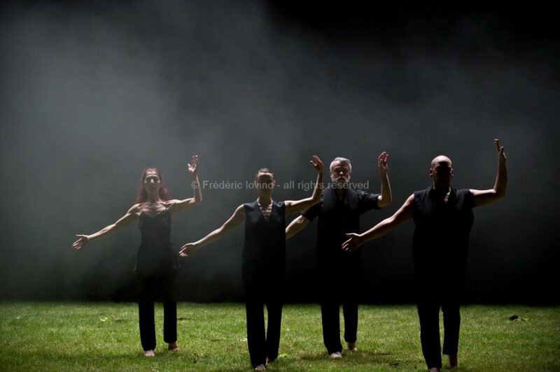 AVANT TOUTES DISPARITIONS (Thomas Lebrun, 2016) - Du 17 au 20 Mai 2016 au Théâtre National de Chaillot, Paris - Chorégraphie: Thomas Lebrun - Interprétation: Odile Azagury, Maxime Camo, Anthony Cazaux, Raphaël Cottin, Anne-Emmanuelle Deroo, Anne-Sophie Lancelin, Daniel Larrieu, Thomas Lebrun, Matthieu Patarozzi, Léa Scher, Yohann Têté, Julien-Henri Vu Van Dung - photographie © Frédéric Iovino