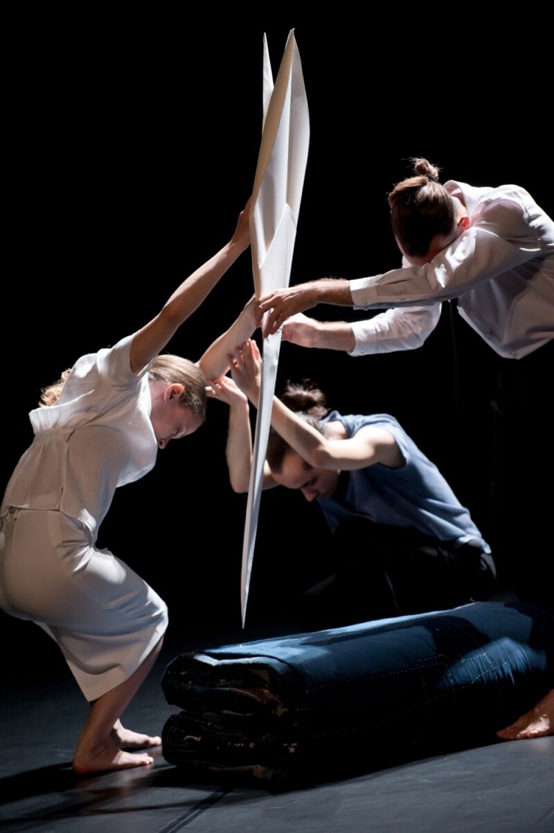 ILS N’ONT RIEN VU (Thomas Lebrun, 2019) . Les 1er et 03 juin 2019 à Tours au Théâtre Olympia, CDN, dans le cadre du festival Tours d’Horizons. Chorégraphie: Thomas Lebrun. Interprétation: Maxime Camo, Raphaël Cottin, Anne-Emmanuelle Deroo, Karima El Amrani, Akiko Kajihara, Anne-Sophie Lancelin, Matthieu Patarozzi, Léa Scher, Yohann Têté. Photographie © Frédéric IOVINO