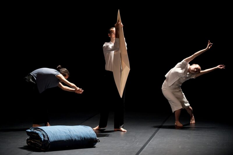 ILS N’ONT RIEN VU (Thomas Lebrun, 2019) . Les 1er et 03 juin 2019 à Tours au Théâtre Olympia, CDN, dans le cadre du festival Tours d’Horizons. Chorégraphie: Thomas Lebrun. Interprétation: Maxime Camo, Raphaël Cottin, Anne-Emmanuelle Deroo, Karima El Amrani, Akiko Kajihara, Anne-Sophie Lancelin, Matthieu Patarozzi, Léa Scher, Yohann Têté. Photographie © Frédéric IOVINO