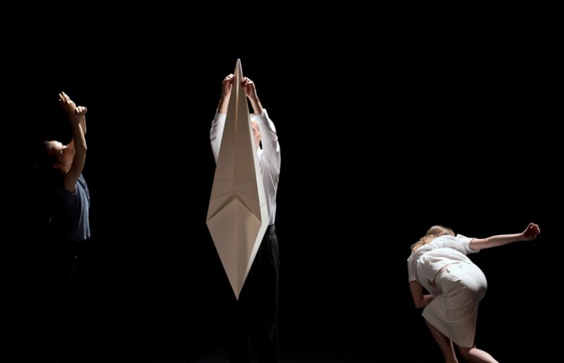 ILS N’ONT RIEN VU (Thomas Lebrun, 2019) . Les 1er et 03 juin 2019 à Tours au Théâtre Olympia, CDN, dans le cadre du festival Tours d’Horizons. Chorégraphie: Thomas Lebrun. Interprétation: Maxime Camo, Raphaël Cottin, Anne-Emmanuelle Deroo, Karima El Amrani, Akiko Kajihara, Anne-Sophie Lancelin, Matthieu Patarozzi, Léa Scher, Yohann Têté. Photographie © Frédéric IOVINO