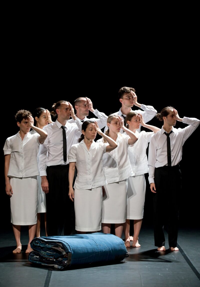 ILS N’ONT RIEN VU (Thomas Lebrun, 2019) . Les 1er et 03 juin 2019 à Tours au Théâtre Olympia, CDN, dans le cadre du festival Tours d’Horizons. Chorégraphie: Thomas Lebrun. Interprétation: Maxime Camo, Raphaël Cottin, Anne-Emmanuelle Deroo, Karima El Amrani, Akiko Kajihara, Anne-Sophie Lancelin, Matthieu Patarozzi, Léa Scher, Yohann Têté. Photographie © Frédéric IOVINO