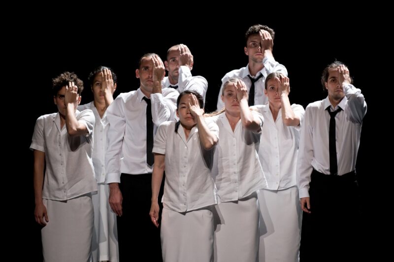 ILS N’ONT RIEN VU (Thomas Lebrun, 2019) . Les 1er et 03 juin 2019 à Tours au Théâtre Olympia, CDN, dans le cadre du festival Tours d’Horizons. Chorégraphie: Thomas Lebrun. Interprétation: Maxime Camo, Raphaël Cottin, Anne-Emmanuelle Deroo, Karima El Amrani, Akiko Kajihara, Anne-Sophie Lancelin, Matthieu Patarozzi, Léa Scher, Yohann Têté. Photographie © Frédéric IOVINO