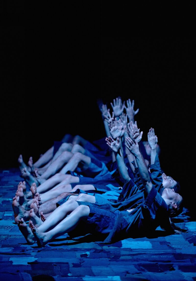 ILS N’ONT RIEN VU (Thomas Lebrun, 2019) . Les 1er et 03 juin 2019 à Tours au Théâtre Olympia, CDN, dans le cadre du festival Tours d’Horizons. Chorégraphie: Thomas Lebrun. Interprétation: Maxime Camo, Raphaël Cottin, Anne-Emmanuelle Deroo, Karima El Amrani, Akiko Kajihara, Anne-Sophie Lancelin, Matthieu Patarozzi, Léa Scher, Yohann Têté. Photographie © Frédéric IOVINO