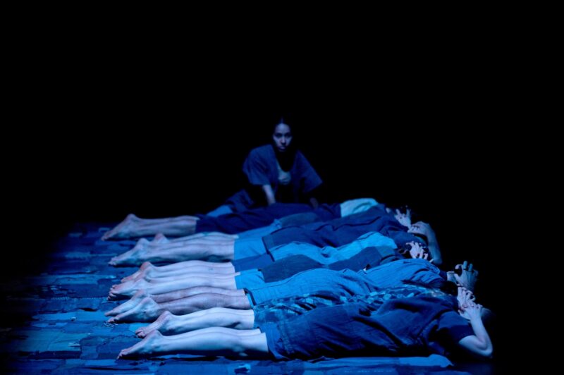 ILS N’ONT RIEN VU (Thomas Lebrun, 2019) . Les 1er et 03 juin 2019 à Tours au Théâtre Olympia, CDN, dans le cadre du festival Tours d’Horizons. Chorégraphie: Thomas Lebrun. Interprétation: Maxime Camo, Raphaël Cottin, Anne-Emmanuelle Deroo, Karima El Amrani, Akiko Kajihara, Anne-Sophie Lancelin, Matthieu Patarozzi, Léa Scher, Yohann Têté. Photographie © Frédéric IOVINO