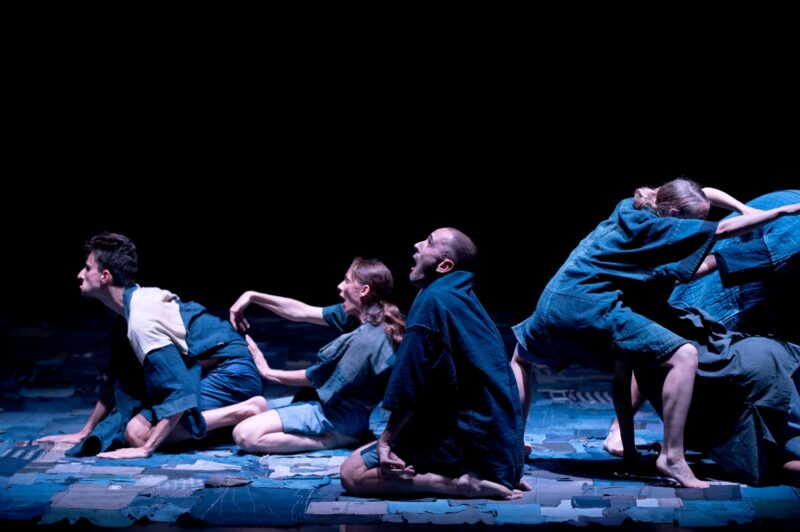 ILS N’ONT RIEN VU (Thomas Lebrun, 2019) . Les 1er et 03 juin 2019 à Tours au Théâtre Olympia, CDN, dans le cadre du festival Tours d’Horizons. Chorégraphie: Thomas Lebrun. Interprétation: Maxime Camo, Raphaël Cottin, Anne-Emmanuelle Deroo, Karima El Amrani, Akiko Kajihara, Anne-Sophie Lancelin, Matthieu Patarozzi, Léa Scher, Yohann Têté. Photographie © Frédéric IOVINO