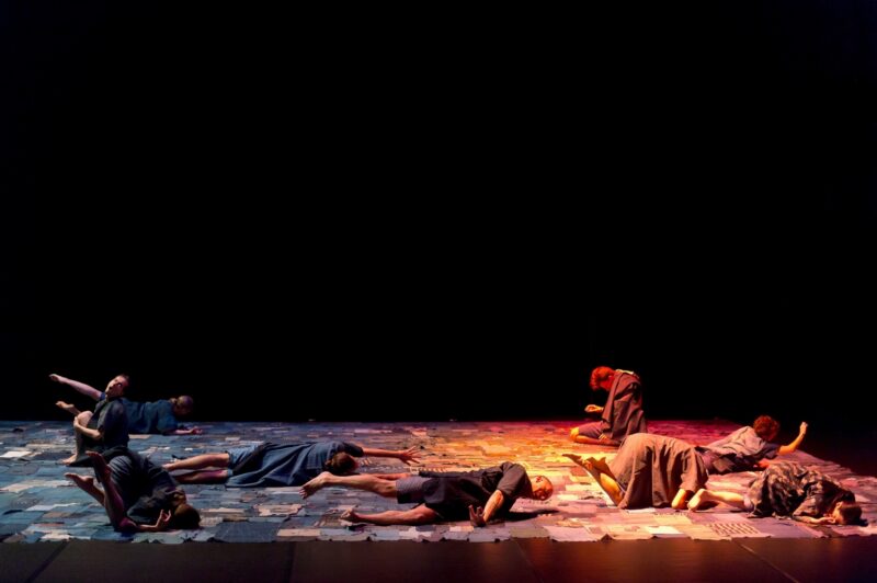 ILS N’ONT RIEN VU (Thomas Lebrun, 2019) . Les 1er et 03 juin 2019 à Tours au Théâtre Olympia, CDN, dans le cadre du festival Tours d’Horizons. Chorégraphie: Thomas Lebrun. Interprétation: Maxime Camo, Raphaël Cottin, Anne-Emmanuelle Deroo, Karima El Amrani, Akiko Kajihara, Anne-Sophie Lancelin, Matthieu Patarozzi, Léa Scher, Yohann Têté. Photographie © Frédéric IOVINO