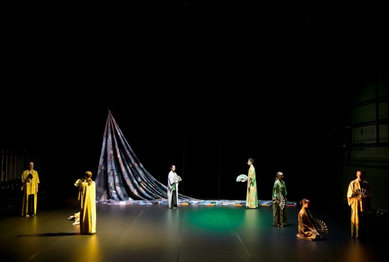 ILS N’ONT RIEN VU (Thomas Lebrun, 2019) . Les 1er et 03 juin 2019 à Tours au Théâtre Olympia, CDN, dans le cadre du festival Tours d’Horizons. Chorégraphie: Thomas Lebrun. Interprétation: Maxime Camo, Raphaël Cottin, Anne-Emmanuelle Deroo, Karima El Amrani, Akiko Kajihara, Anne-Sophie Lancelin, Matthieu Patarozzi, Léa Scher, Yohann Têté. Photographie © Frédéric IOVINO