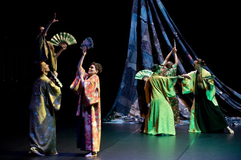 ILS N’ONT RIEN VU (Thomas Lebrun, 2019) . Les 1er et 03 juin 2019 à Tours au Théâtre Olympia, CDN, dans le cadre du festival Tours d’Horizons. Chorégraphie: Thomas Lebrun. Interprétation: Maxime Camo, Raphaël Cottin, Anne-Emmanuelle Deroo, Karima El Amrani, Akiko Kajihara, Anne-Sophie Lancelin, Matthieu Patarozzi, Léa Scher, Yohann Têté. Photographie © Frédéric IOVINO