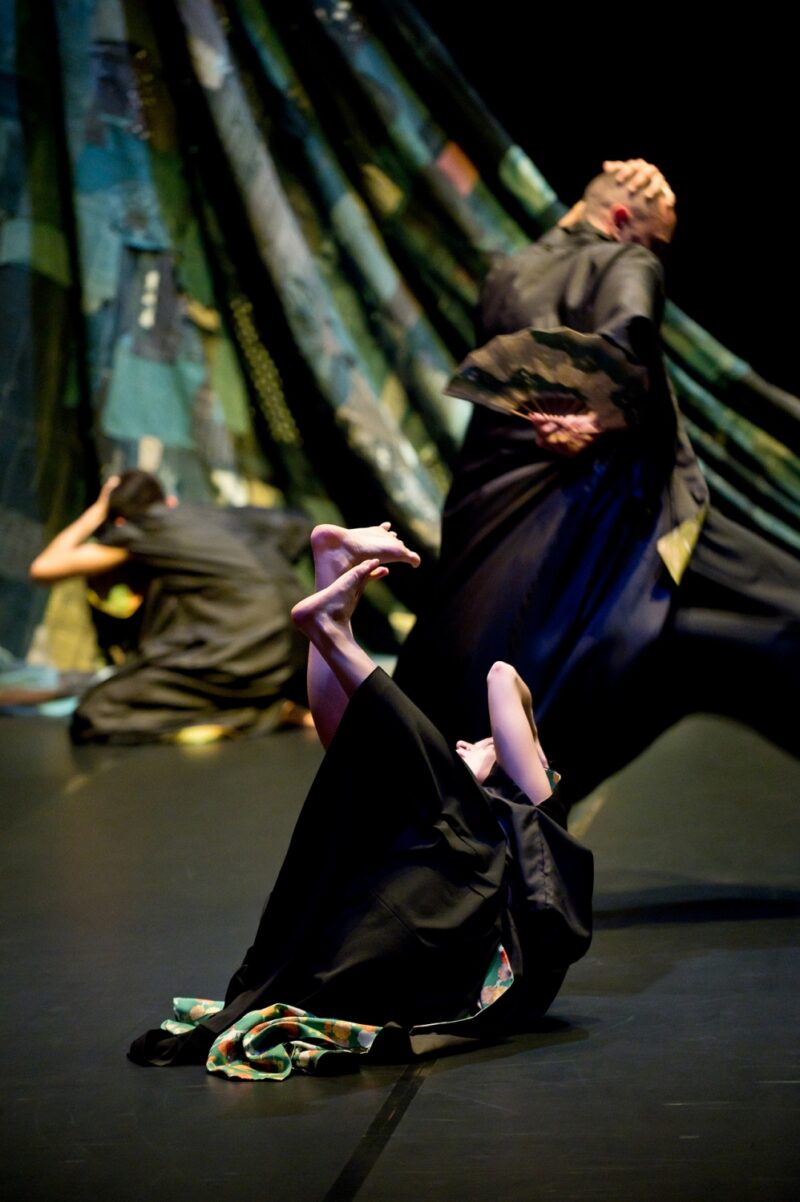 ILS N’ONT RIEN VU (Thomas Lebrun, 2019) . Les 1er et 03 juin 2019 à Tours au Théâtre Olympia, CDN, dans le cadre du festival Tours d’Horizons. Chorégraphie: Thomas Lebrun. Interprétation: Maxime Camo, Raphaël Cottin, Anne-Emmanuelle Deroo, Karima El Amrani, Akiko Kajihara, Anne-Sophie Lancelin, Matthieu Patarozzi, Léa Scher, Yohann Têté. Photographie © Frédéric IOVINO