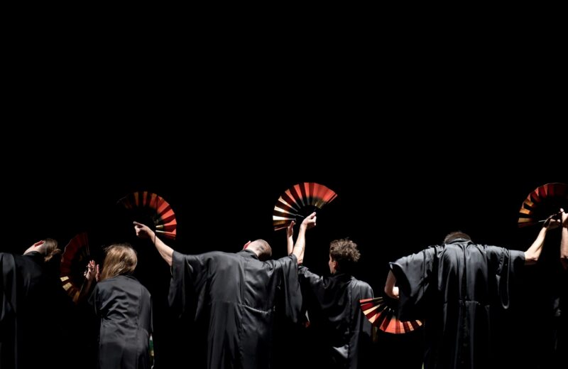 ILS N’ONT RIEN VU (Thomas Lebrun, 2019) . Les 1er et 03 juin 2019 à Tours au Théâtre Olympia, CDN, dans le cadre du festival Tours d’Horizons. Chorégraphie: Thomas Lebrun. Interprétation: Maxime Camo, Raphaël Cottin, Anne-Emmanuelle Deroo, Karima El Amrani, Akiko Kajihara, Anne-Sophie Lancelin, Matthieu Patarozzi, Léa Scher, Yohann Têté. Photographie © Frédéric IOVINO