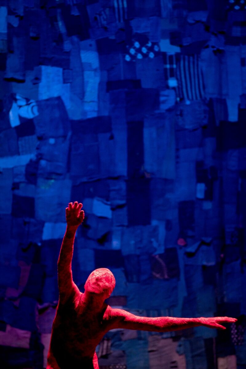 ILS N’ONT RIEN VU (Thomas Lebrun, 2019) . Les 1er et 03 juin 2019 à Tours au Théâtre Olympia, CDN, dans le cadre du festival Tours d’Horizons. Chorégraphie: Thomas Lebrun. Interprétation: Maxime Camo, Raphaël Cottin, Anne-Emmanuelle Deroo, Karima El Amrani, Akiko Kajihara, Anne-Sophie Lancelin, Matthieu Patarozzi, Léa Scher, Yohann Têté. Photographie © Frédéric IOVINO