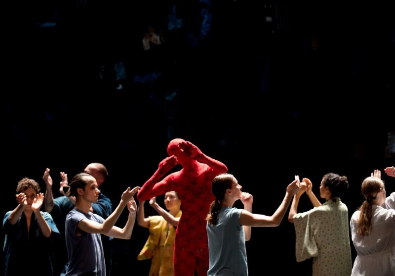 ILS N’ONT RIEN VU (Thomas Lebrun, 2019) . Les 1er et 03 juin 2019 à Tours au Théâtre Olympia, CDN, dans le cadre du festival Tours d’Horizons. Chorégraphie: Thomas Lebrun. Interprétation: Maxime Camo, Raphaël Cottin, Anne-Emmanuelle Deroo, Karima El Amrani, Akiko Kajihara, Anne-Sophie Lancelin, Matthieu Patarozzi, Léa Scher, Yohann Têté. Photographie © Frédéric IOVINO