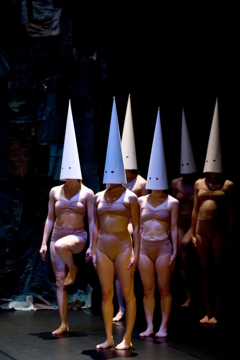 ILS N’ONT RIEN VU (Thomas Lebrun, 2019) . Les 1er et 03 juin 2019 à Tours au Théâtre Olympia, CDN, dans le cadre du festival Tours d’Horizons. Chorégraphie: Thomas Lebrun. Interprétation: Maxime Camo, Raphaël Cottin, Anne-Emmanuelle Deroo, Karima El Amrani, Akiko Kajihara, Anne-Sophie Lancelin, Matthieu Patarozzi, Léa Scher, Yohann Têté. Photographie © Frédéric IOVINO