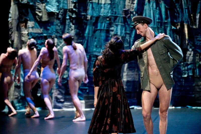 ILS N’ONT RIEN VU (Thomas Lebrun, 2019) . Les 1er et 03 juin 2019 à Tours au Théâtre Olympia, CDN, dans le cadre du festival Tours d’Horizons. Chorégraphie: Thomas Lebrun. Interprétation: Maxime Camo, Raphaël Cottin, Anne-Emmanuelle Deroo, Karima El Amrani, Akiko Kajihara, Anne-Sophie Lancelin, Matthieu Patarozzi, Léa Scher, Yohann Têté. Photographie © Frédéric IOVINO