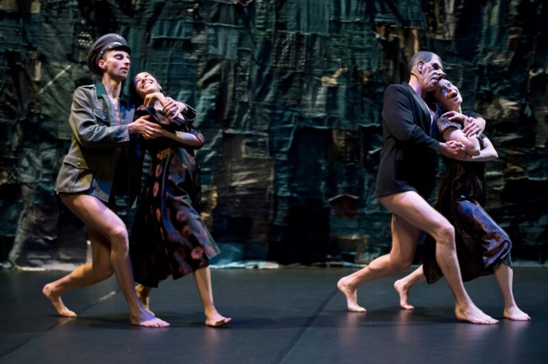 ILS N’ONT RIEN VU (Thomas Lebrun, 2019) . Les 1er et 03 juin 2019 à Tours au Théâtre Olympia, CDN, dans le cadre du festival Tours d’Horizons. Chorégraphie: Thomas Lebrun. Interprétation: Maxime Camo, Raphaël Cottin, Anne-Emmanuelle Deroo, Karima El Amrani, Akiko Kajihara, Anne-Sophie Lancelin, Matthieu Patarozzi, Léa Scher, Yohann Têté. Photographie © Frédéric IOVINO