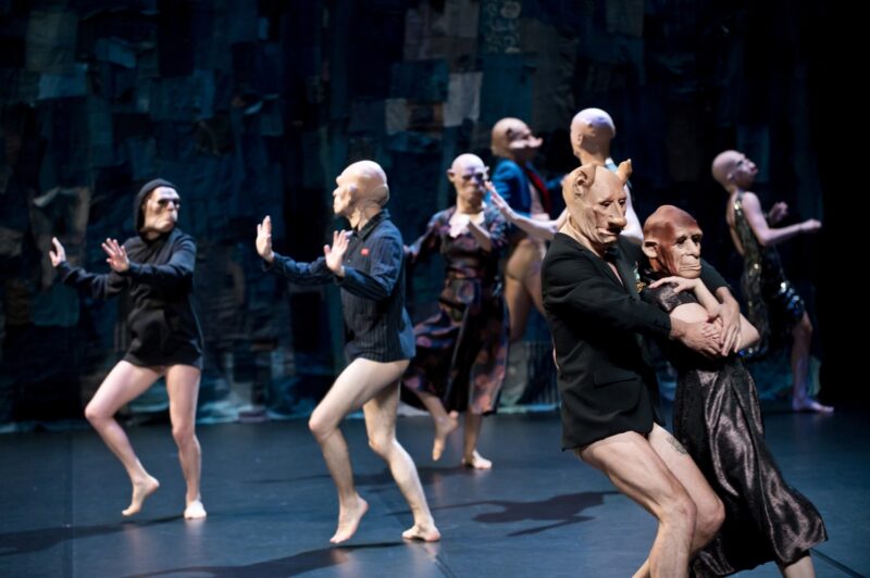 ILS N’ONT RIEN VU (Thomas Lebrun, 2019) . Les 1er et 03 juin 2019 à Tours au Théâtre Olympia, CDN, dans le cadre du festival Tours d’Horizons. Chorégraphie: Thomas Lebrun. Interprétation: Maxime Camo, Raphaël Cottin, Anne-Emmanuelle Deroo, Karima El Amrani, Akiko Kajihara, Anne-Sophie Lancelin, Matthieu Patarozzi, Léa Scher, Yohann Têté. Photographie © Frédéric IOVINO