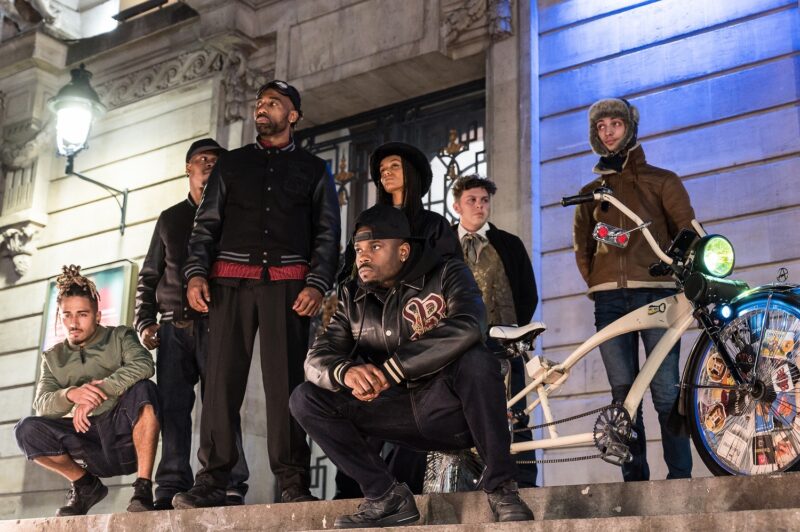 G.R.O.O.V.E. (Bintou Dembélé) le 02 mars 2023 à l'opéra de Lille.
Bintou Dembélé: conception, chorégraphie et jeu.
Avec Wilfried Blé « Wolf », Guillaume Chan Ton, Nadia Cyrielle Gabrieli Kalati « Nadeeya », Marion Gallet, Cintia Golitin, Adrien Goulinet, Mohammed Medelsi « Med », Alexandre Moreau « Cyborg », Salomon, Mpondo-Dicka « Bidjé », Michel Onomo « Meech », Féroz Sahoulamide, Marie Ndutiye danse Célia Kameni voix Charles Amblard guitare et lapsteel Avec la collaboration du Flow – Centre Eurorégional des Cultures Urbaines et la participation de Élise André, Indraline Payet, Tiphanie Casanova, Cindy Chopngui, Tassline Driss, Cécile Félix, Marie Froumentin, Adrienne Lebrun, Kinta Mendy, Michaela Piklova, Émeline Roukia, Alisson Varenne, Alfred Vivier, Shaïmâa Bekirane.
Photographie : FREDERIC IOVINO