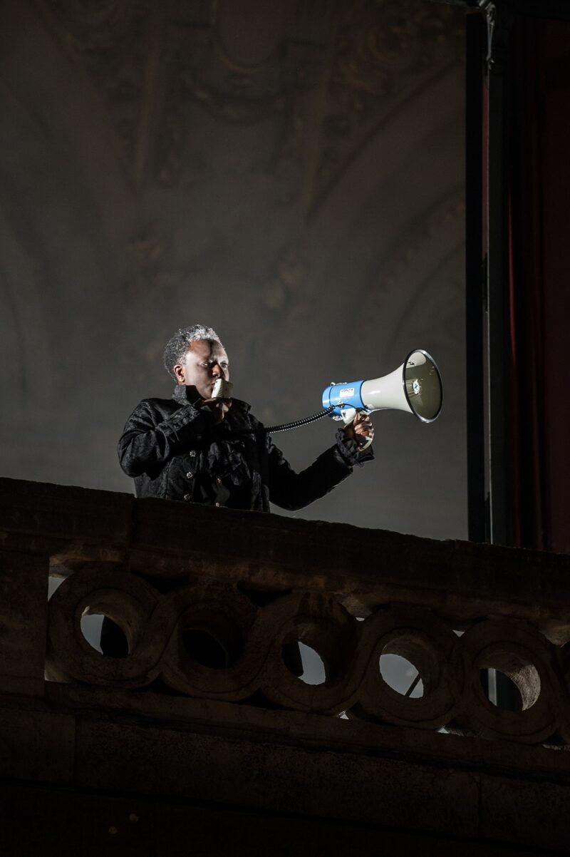 G.R.O.O.V.E. (Bintou Dembélé) le 02 mars 2023 à l'opéra de Lille.
Bintou Dembélé: conception, chorégraphie et jeu.
Avec Wilfried Blé « Wolf », Guillaume Chan Ton, Nadia Cyrielle Gabrieli Kalati « Nadeeya », Marion Gallet, Cintia Golitin, Adrien Goulinet, Mohammed Medelsi « Med », Alexandre Moreau « Cyborg », Salomon, Mpondo-Dicka « Bidjé », Michel Onomo « Meech », Féroz Sahoulamide, Marie Ndutiye danse Célia Kameni voix Charles Amblard guitare et lapsteel Avec la collaboration du Flow – Centre Eurorégional des Cultures Urbaines et la participation de Élise André, Indraline Payet, Tiphanie Casanova, Cindy Chopngui, Tassline Driss, Cécile Félix, Marie Froumentin, Adrienne Lebrun, Kinta Mendy, Michaela Piklova, Émeline Roukia, Alisson Varenne, Alfred Vivier, Shaïmâa Bekirane.
Photographie : FREDERIC IOVINO