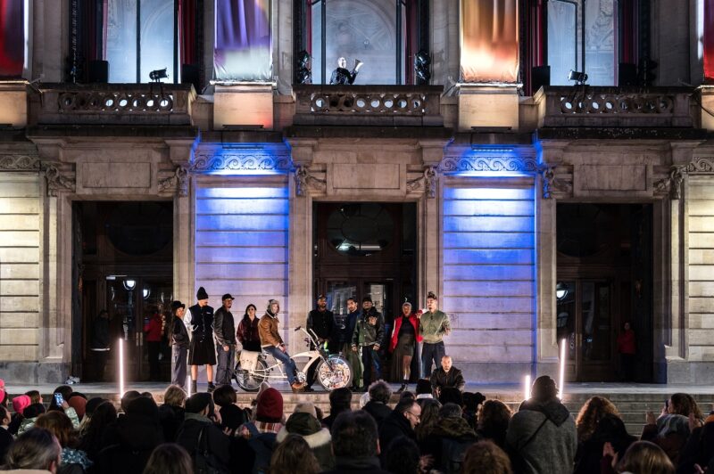 G.R.O.O.V.E. (Bintou Dembélé) le 02 mars 2023 à l'opéra de Lille.
Bintou Dembélé: conception, chorégraphie et jeu.
Avec Wilfried Blé « Wolf », Guillaume Chan Ton, Nadia Cyrielle Gabrieli Kalati « Nadeeya », Marion Gallet, Cintia Golitin, Adrien Goulinet, Mohammed Medelsi « Med », Alexandre Moreau « Cyborg », Salomon, Mpondo-Dicka « Bidjé », Michel Onomo « Meech », Féroz Sahoulamide, Marie Ndutiye danse Célia Kameni voix Charles Amblard guitare et lapsteel Avec la collaboration du Flow – Centre Eurorégional des Cultures Urbaines et la participation de Élise André, Indraline Payet, Tiphanie Casanova, Cindy Chopngui, Tassline Driss, Cécile Félix, Marie Froumentin, Adrienne Lebrun, Kinta Mendy, Michaela Piklova, Émeline Roukia, Alisson Varenne, Alfred Vivier, Shaïmâa Bekirane.
Photographie : FREDERIC IOVINO