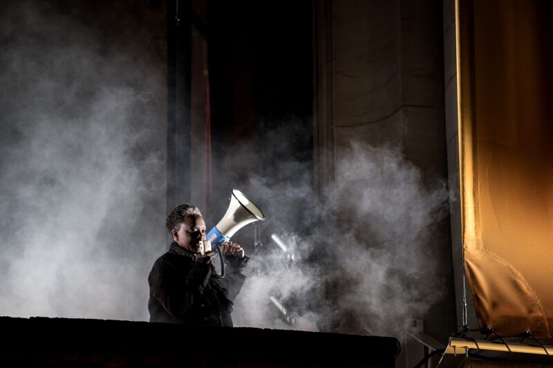 G.R.O.O.V.E. (Bintou Dembélé) le 02 mars 2023 à l'opéra de Lille.
Bintou Dembélé: conception, chorégraphie et jeu.
Avec Wilfried Blé « Wolf », Guillaume Chan Ton, Nadia Cyrielle Gabrieli Kalati « Nadeeya », Marion Gallet, Cintia Golitin, Adrien Goulinet, Mohammed Medelsi « Med », Alexandre Moreau « Cyborg », Salomon, Mpondo-Dicka « Bidjé », Michel Onomo « Meech », Féroz Sahoulamide, Marie Ndutiye danse Célia Kameni voix Charles Amblard guitare et lapsteel Avec la collaboration du Flow – Centre Eurorégional des Cultures Urbaines et la participation de Élise André, Indraline Payet, Tiphanie Casanova, Cindy Chopngui, Tassline Driss, Cécile Félix, Marie Froumentin, Adrienne Lebrun, Kinta Mendy, Michaela Piklova, Émeline Roukia, Alisson Varenne, Alfred Vivier, Shaïmâa Bekirane.
Photographie : FREDERIC IOVINO